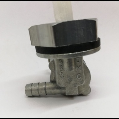 válvula metálica com conector tubular e anel preto sobre fundo branco