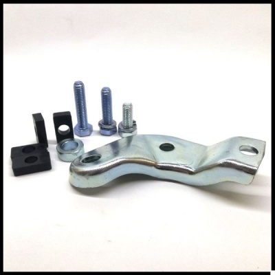 Conjunto de acessórios metálicos e plásticos em fundo branco