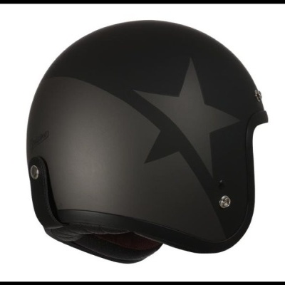 Capacete de moto preto fosco com estrela preta brilhante