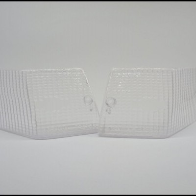 Recipientes plásticos transparentes com textura quadriculada