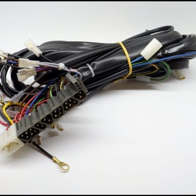 Fio elétrico com conector e cabos coloridos amarrados.