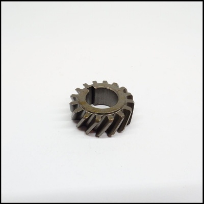 Engrenagem metálica cinza escuro com dentes helicoidais sobre fundo branco