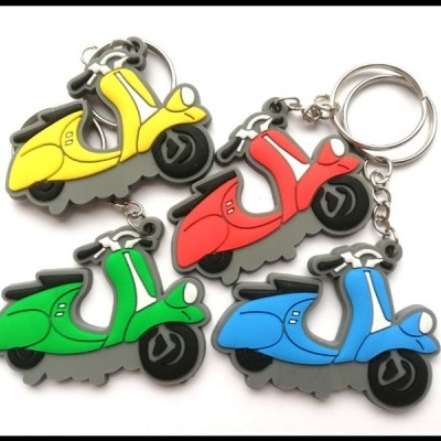 Porta-chaves em forma de scooters coloridas em amarelo, vermelho, verde e azul.