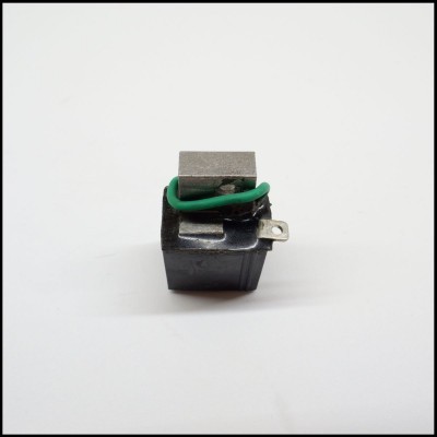 Transformador elétrico compacto com fio verde e terminal metálico