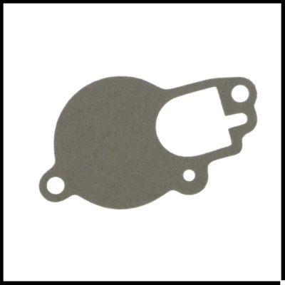 Peça metálica cinza com três furos e formato irregular