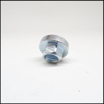 Parafuso flangeado metálico prateado sobre fundo branco