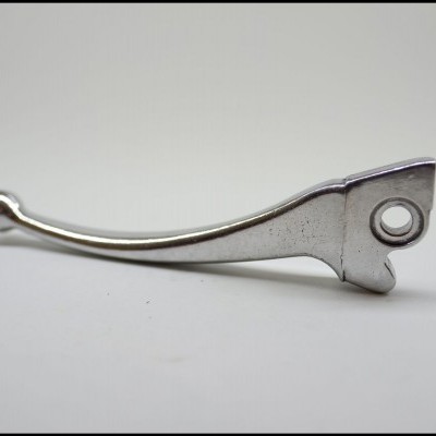 Manete metálico prateado sobre superfície branca