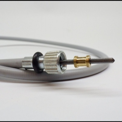 Cabo cinzento com extremidade metálica e rosca exposta