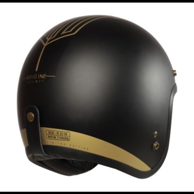 Capacete de moto preto mate com detalhes dourados e etiqueta