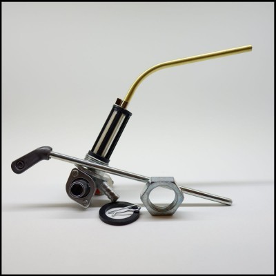 Dispositivo metálico com várias peças, incluindo tubo dourado curvado e alavanca preta