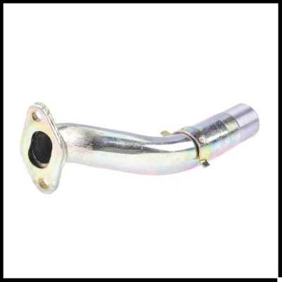 peça tubular metálica prateada com flange e grampo, fundo branco