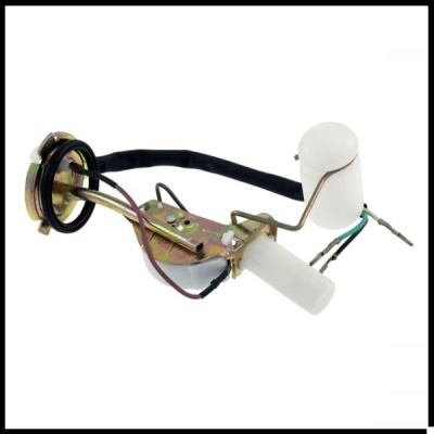 Componente automóvel metálico e em plástico branco com fios eléctricos