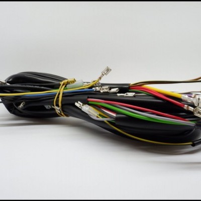 Fio elétrico multicolorido com terminais metálicos