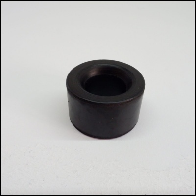 Peça cilíndrica preta com orifício central sobre fundo branco