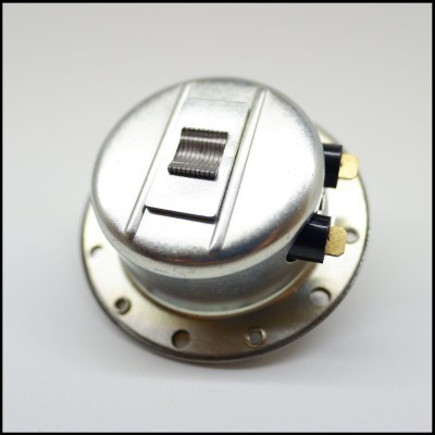 Interruptor metálico redondo prateado com botão deslizante preto