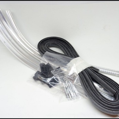 Acessórios para bicicleta: fita protetora preta, tiras transparentes e pequenos componentes