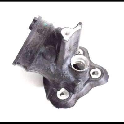 Peça automóvel preta com furos para parafusos e encaixe cilíndrico, sobre fundo branco