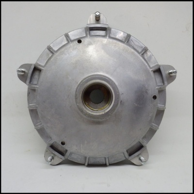 Peça metálica circular prateada com furos de fixação e encaixe central sobre fundo branco