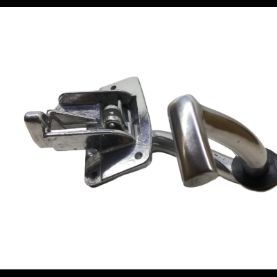 Cortador de fiambre metálico prateado com pega curvada sobre fundo branco