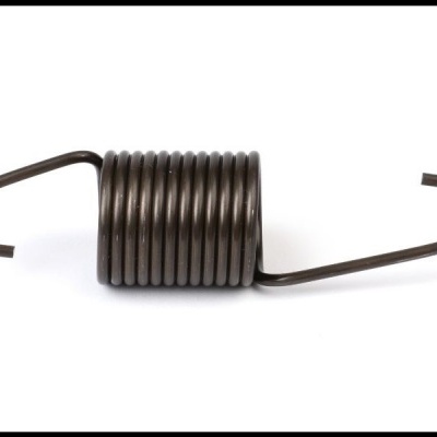 Mola metálica preta com ganchos nas pontas