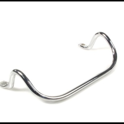 Puxador metálico cromado em forma de U sobre fundo branco