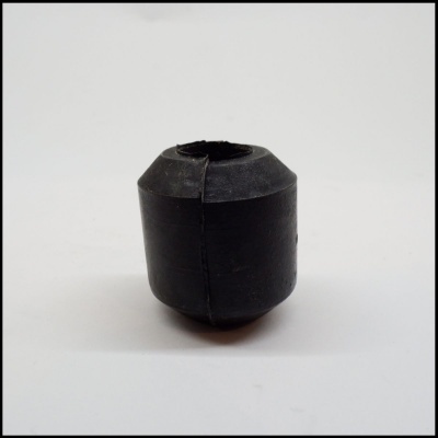 Peça cilíndrica preta em superfície branca