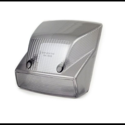 Lente de plástico cinza fumado trapezoidal com parafusos e texto impresso