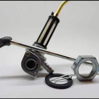 Peças de torneira metálica com acessórios em fundo branco