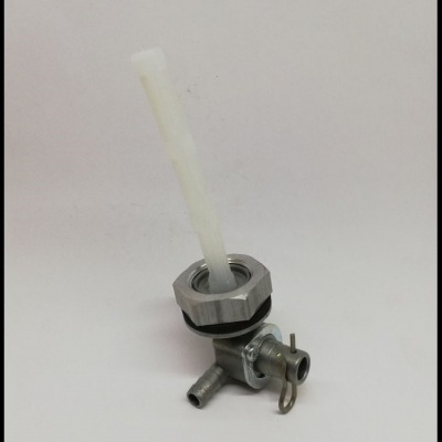 Válvula metálica com haste plástica branca em fundo branco