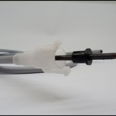 Cabo com ponta de metal e cobertura plástica branca translúcida sobre fundo branco