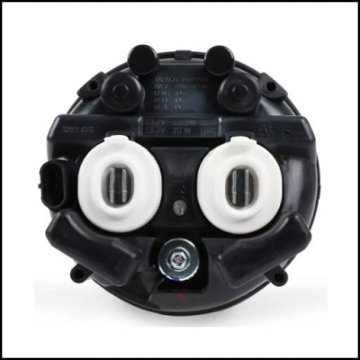 peça plástica preta e branca com texto técnico em relevo