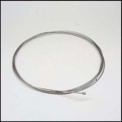 Cabo metálico prateado enrolado em círculo sobre fundo branco