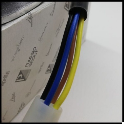 Cabo elétrico colorido perto de caixa branca com logótipos da Piaggio Group