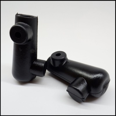 Proteções de borracha pretas para velas de ignição sobre fundo branco