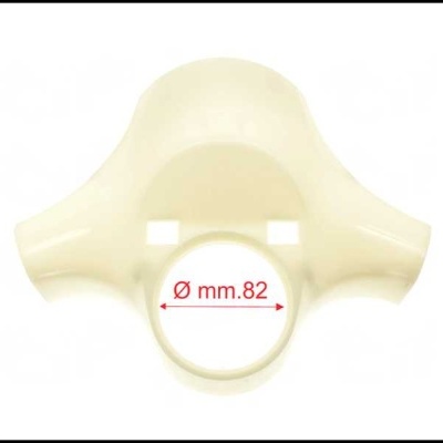 Peça plástica creme com abertura circular marcada Ø mm.82