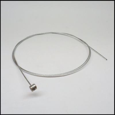 Cabo metálico prateado com extremidade cilíndrica numa superfície branca