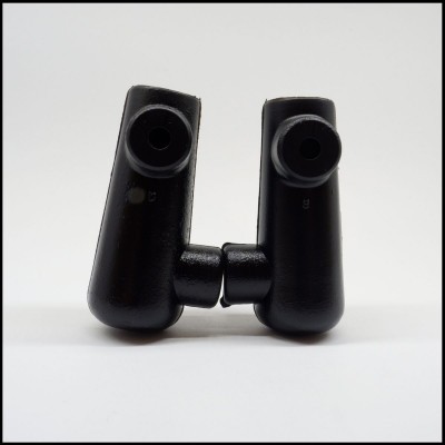 Par de auscultadores intra-auriculares pretos sobre fundo branco