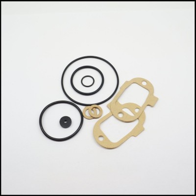Conjunto de peças de vedação com anéis de borracha pretos, juntas de papel castanho e peças metálicas douradas