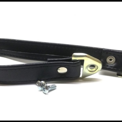 Alça preta de couro com extremidades metálicas douradas