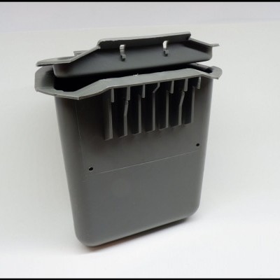 Recipiente plástico cinzento com tampa e ganchos sobre fundo branco