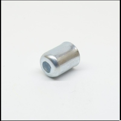Peça metálica cilíndrica prateada com buraco central