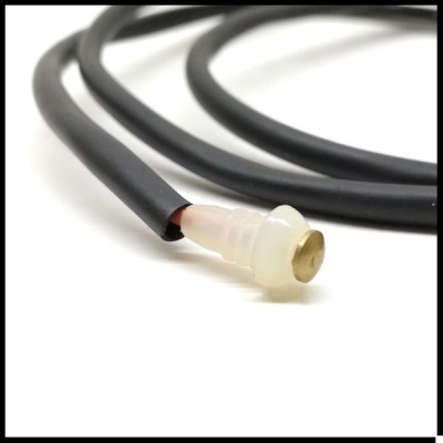 Cabo preto com terminal metálico