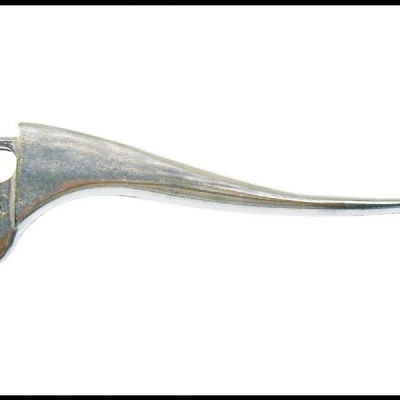 Alavanca metálica prateada com duas aberturas circulares