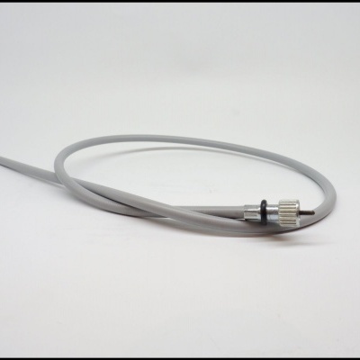 Cabo flexível cinzento com conector metálico prateado