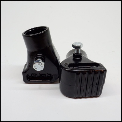 Par de suportes pretos com parafusos, sobre fundo branco