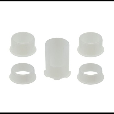 Peças plásticas brancas translúcidas em conjunto sobre fundo branco