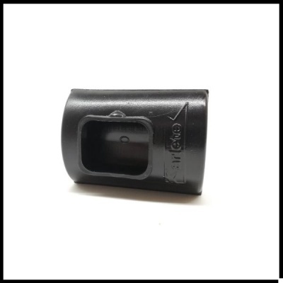 Peça plástica preta retangular com recorte e texto em relevo