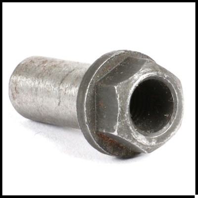 Parafuso metálico cinza com rosca interna e cabeça sextavada