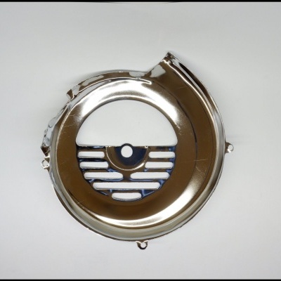 Prato metálico redondo prateado com abertura central e detalhes em grades horizontais