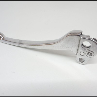 Alavanca metálica prateada com inscrições sobre fundo branco